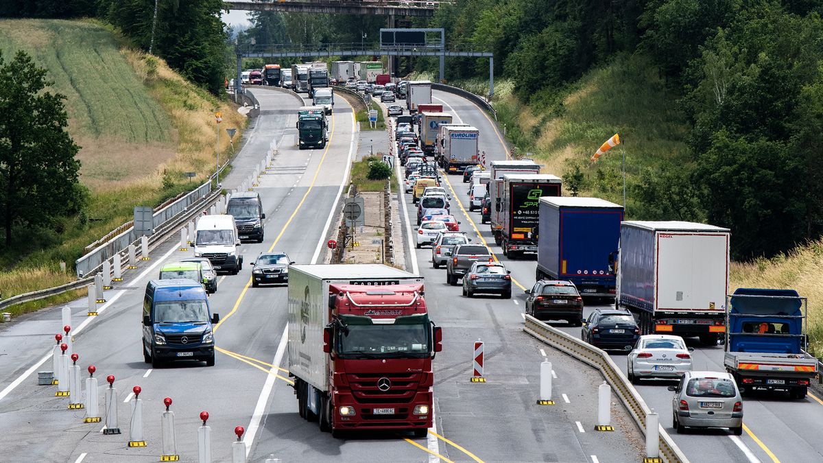 Česko těží z toho, že přes něj jezdí kamiony. Stát vybral rekordní mýtné
